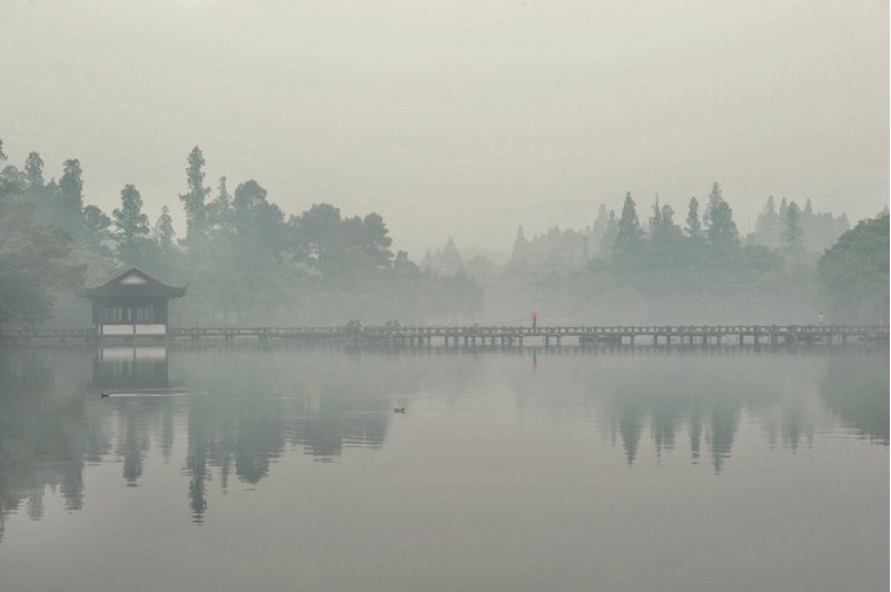 轻纱薄雾西湖秀